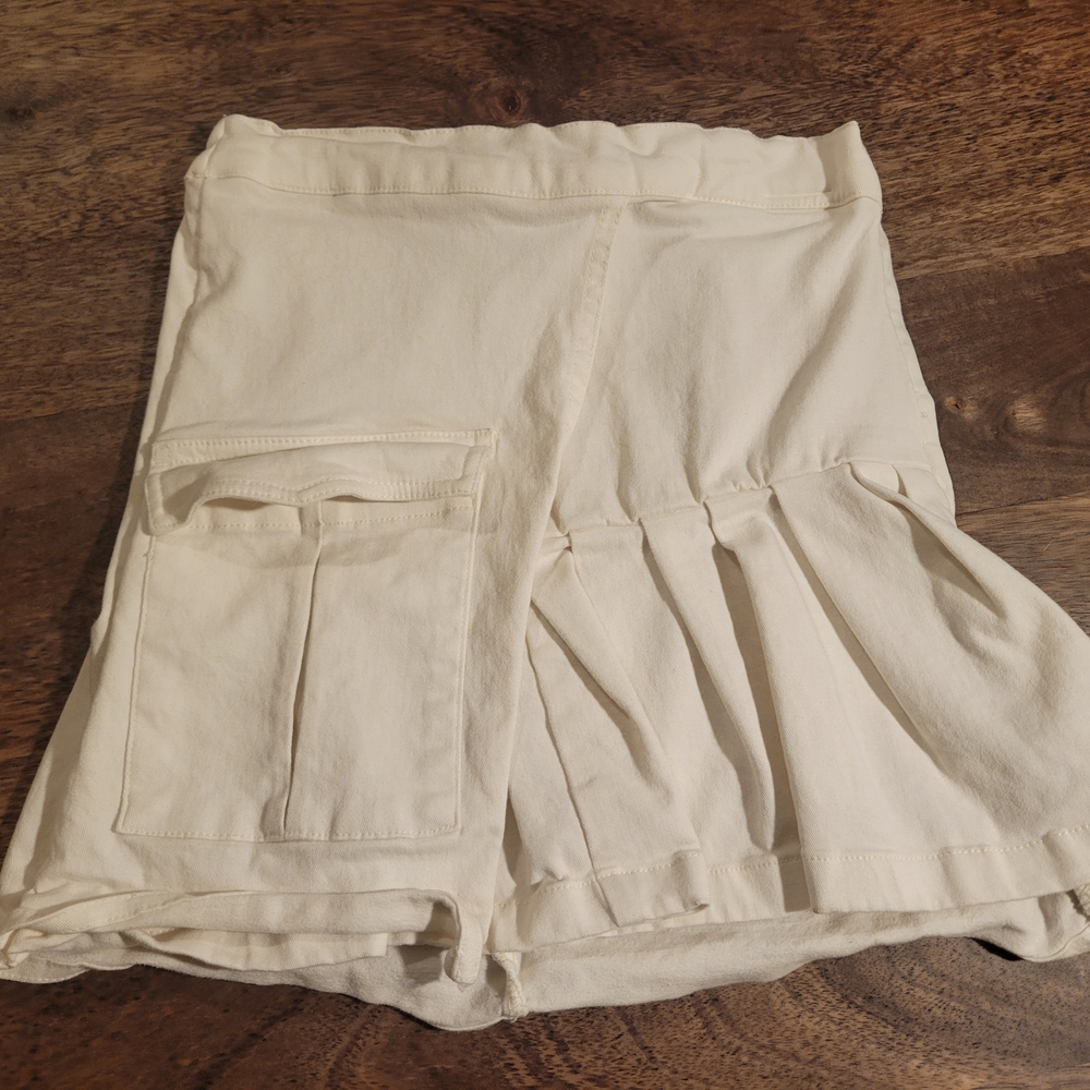 Charming Kids Cream Skirt with Pocket Detail